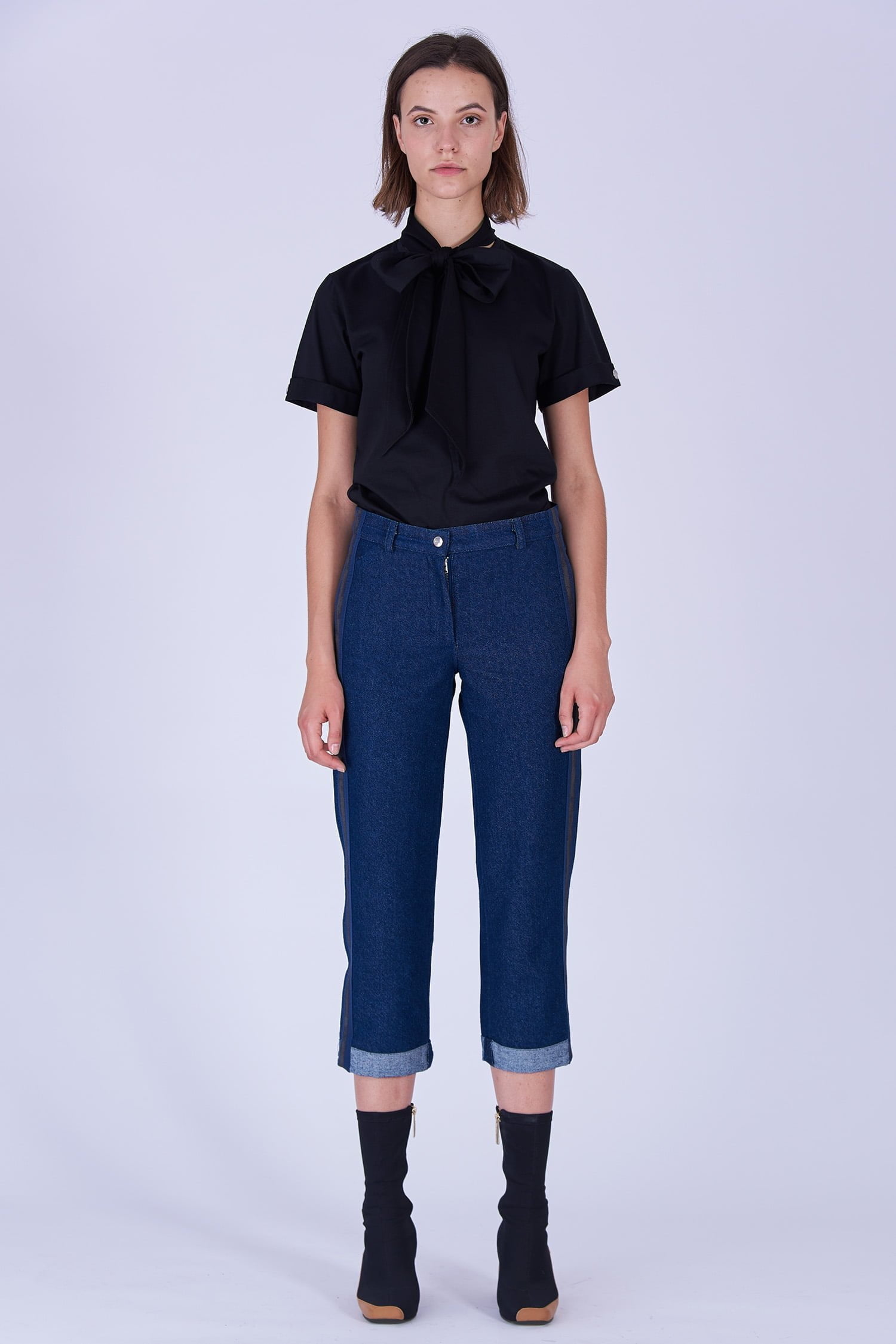 Acephala Fw19 20 Black T Shirt Bowtie Organic Czarny Kokarda Dark Blue Denim Trousers Stripe Niebieskie Jeansy Front 3